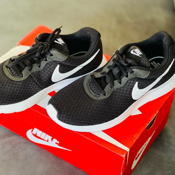 Women’s Nike Shoes | Black/White | Size: 6.5 - Picture 3 of 6